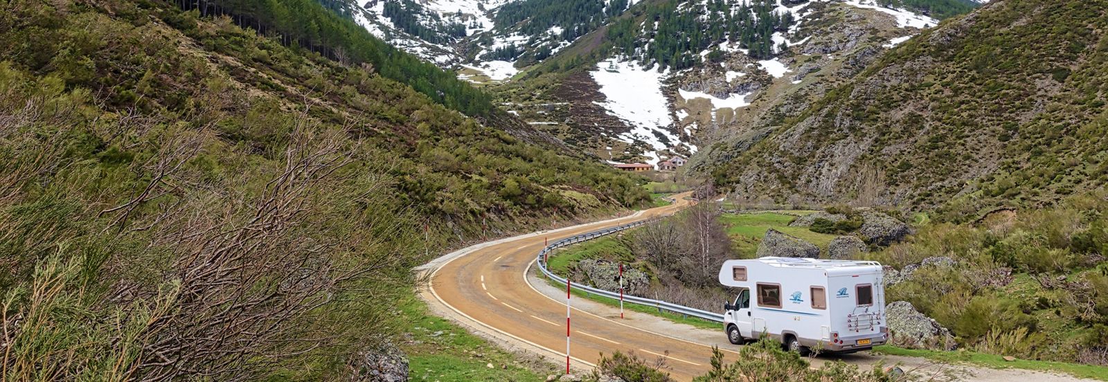 Camper in viaggio su strada di montagna