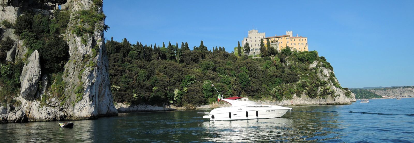 Imbarcazione lungo la costa del Castello di Duino
